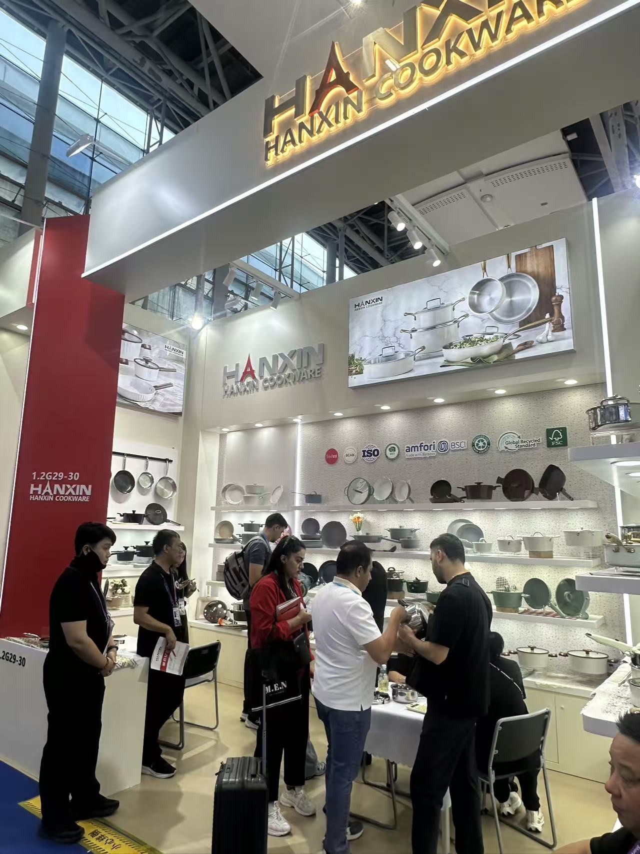 Visitors exploring cookware with the HANXIN team