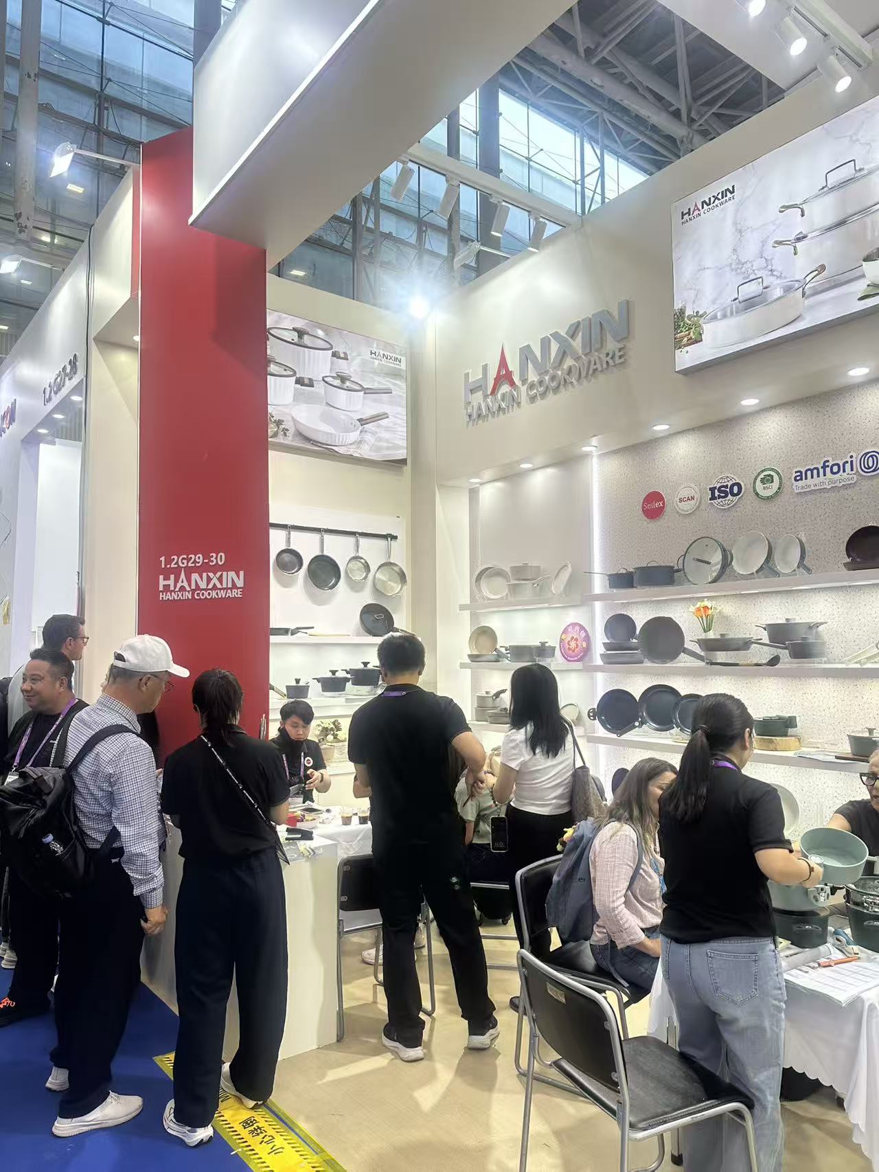 Customer meetings at the HANXIN exhibition booth
